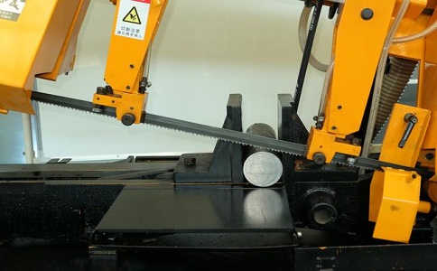 银海数控带锯床自动送料精度会出现偏差吗？